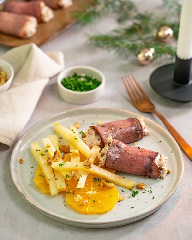 Dieses Bild zeigt die fertigen gefüllte Roastbeefröllchen mit Thunfischcreme.