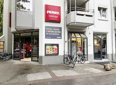 Sie sehen den Eingang vom Penny Markt in Freiburg im Breisgau, Stuehlingerstr. 28