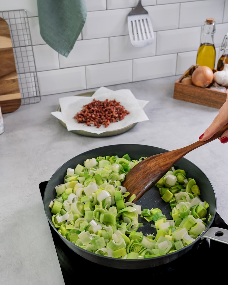 Dieses Bild zeigt, wie der Lauch angebraten wird.