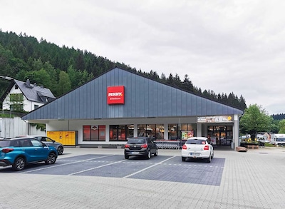 Sie sehen den Eingang vom Penny Markt in Breitenbrunn Talstr. 117