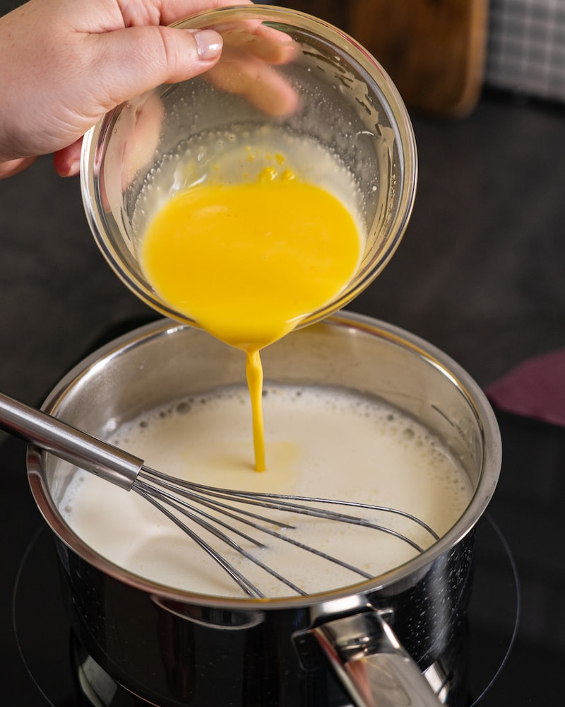 Quarkknödel mit Pflaumenkompott und Vanillesauce