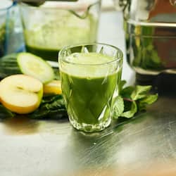 Dieses Bild zeigt den fertigen grünen Detox-Saft.