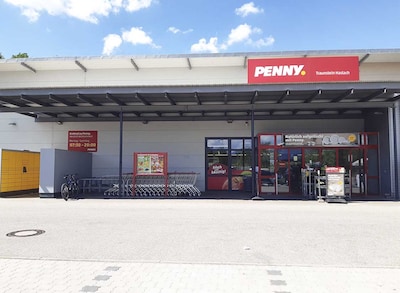 Sie sehen den Eingang vom Penny Markt in Traunstein Franz-Xaver-Steber-Str. 1