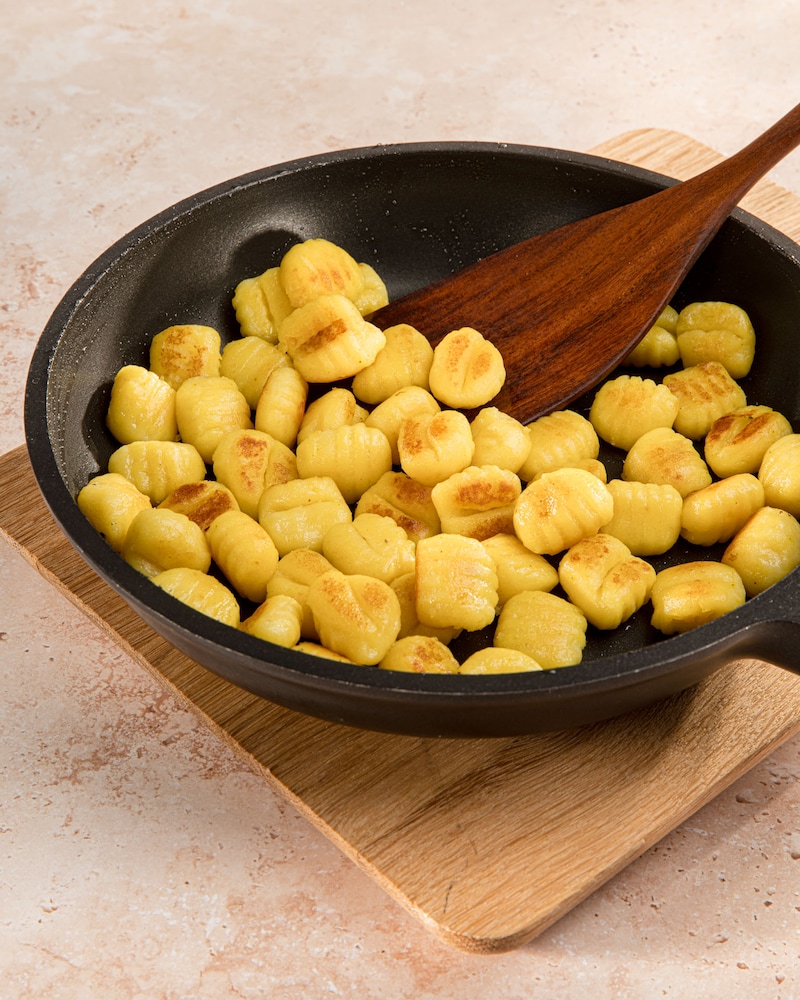 Dieses Bild zeigt die angebratenen Gnocchi.
