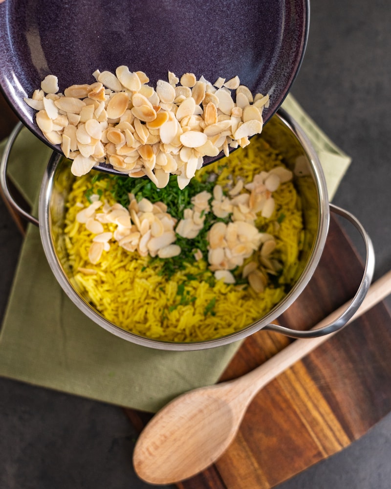 Lachsfiletstreifen auf Gemüse Julienne mit Curryreis 