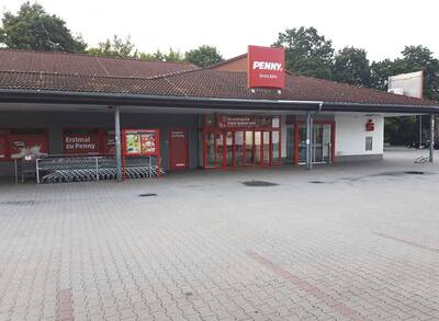 Sie sehen den Eingang vom Penny Markt in Gross Koeris Berliner Str. 20