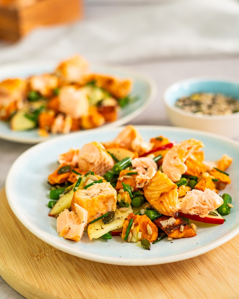 Dieses Bild zeigt den fertigen Chopped Salad mit gebackenen Süßkartoffeln.