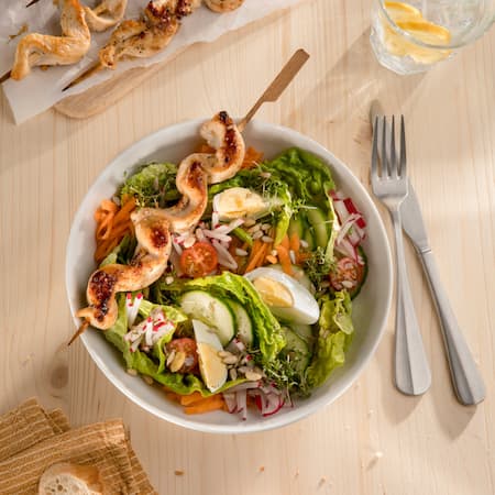 Dieses Bild zeigt eine Salatschüssel mit Hähnchen-Schaschlik.