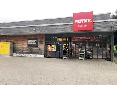 Sie sehen den Eingang vom Penny Markt in Poecking, Weilheimer Str. 21
