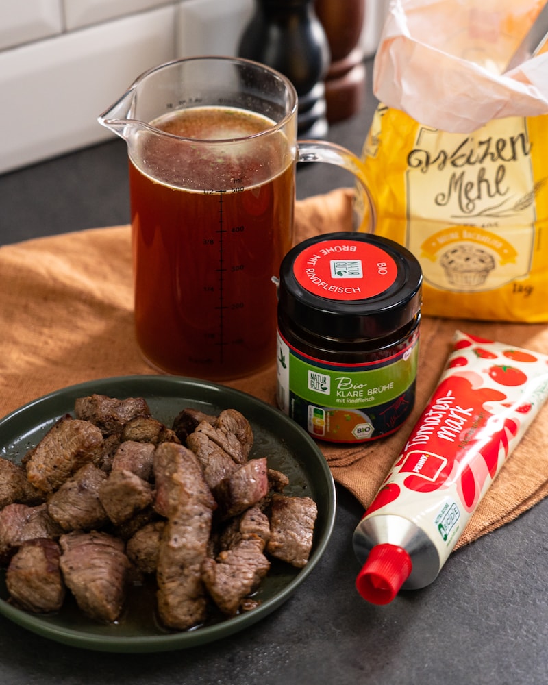 Schmorgulasch mit Champignons, Stampfkartoffeln und Brokkoli
