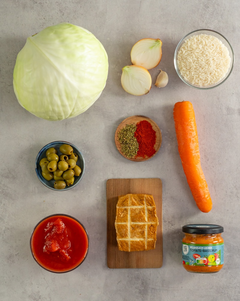 Dieses Bild zeigt die Zutaten für die veganen Kohlrouladen.