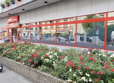Sie sehen den Eingang vom Penny Markt in Frankfurt/Nordend-West, Weberstr. 65-67