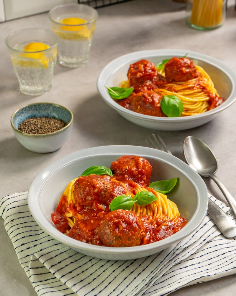 Dieses Bild zeigt die fertigen veganen Meatballs mit Pasta