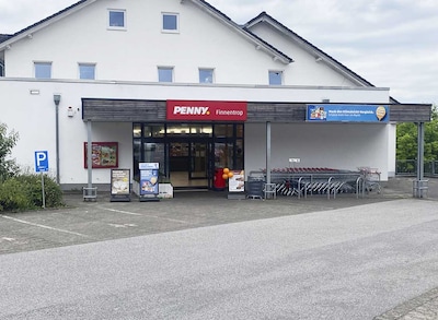 sie sehen den Eingang vom Penny Markt in Finnentrop Serkenroder Str. 59