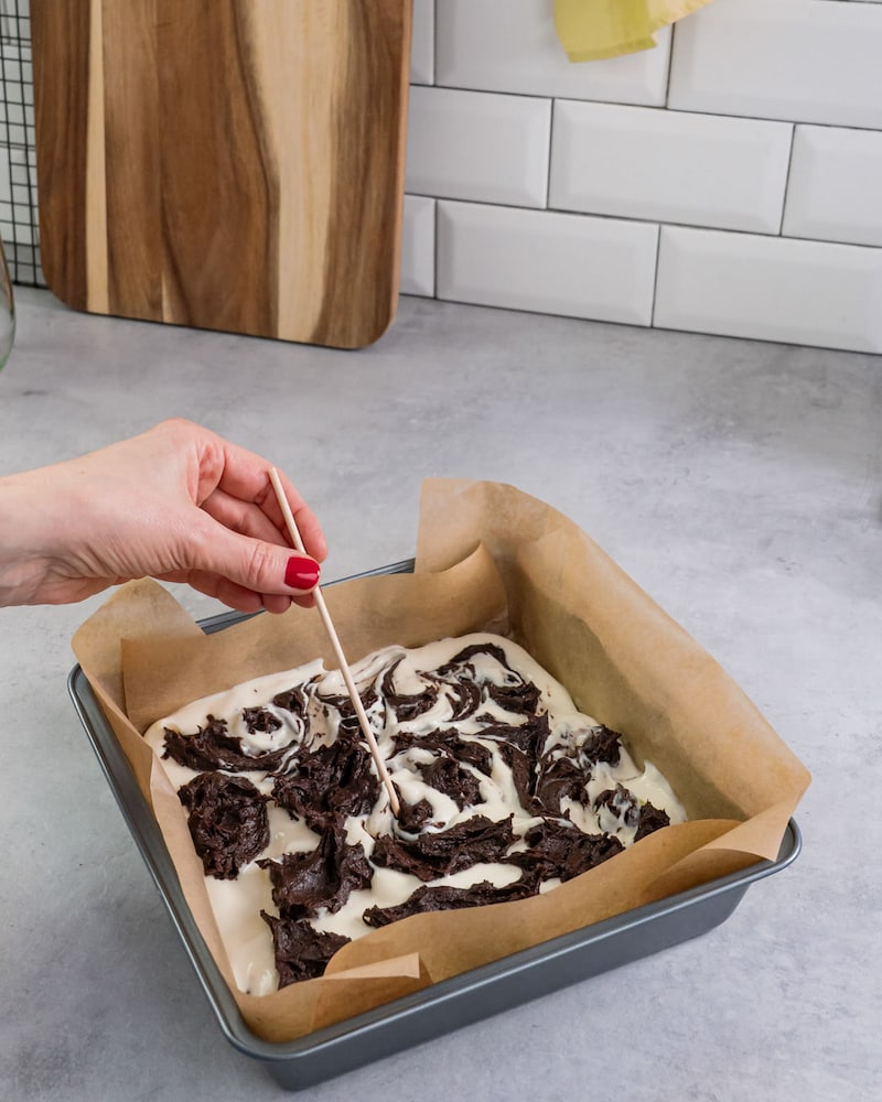 Dieses Bild zeigt das verrühren der zwei Teige in der Backform.