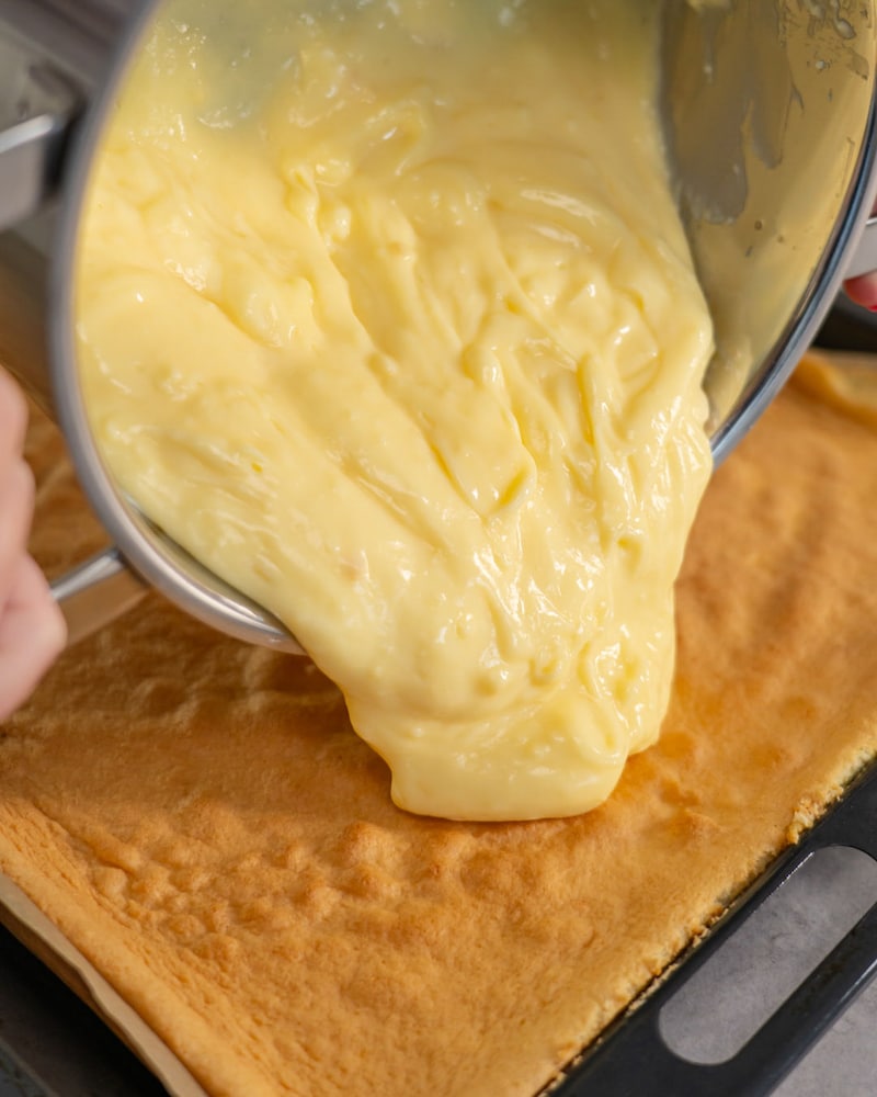 Dieses Bild zeigt wie der Pudding auf den Kuchen gegeben wird.