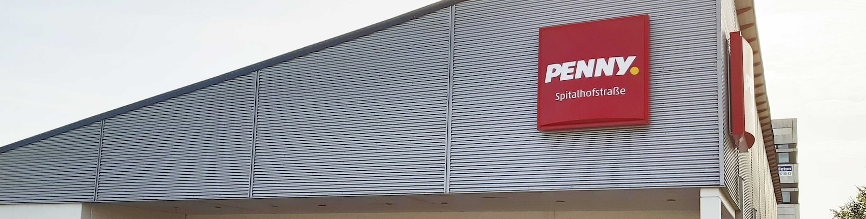 Sie sehen den Eingang vom Penny Markt in Passau Spitalhofstr. 76