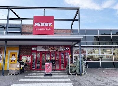 Sie sehen den Eingang vom Penny Markt in Hannover, Isernhagener Str. 103-107