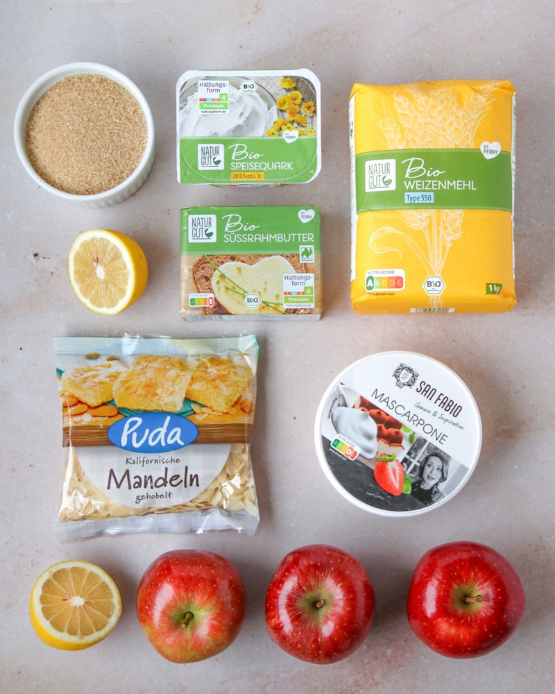 Dieses Bild zeigt die Zutaten für Bratapfel-Dessert mit Zimtcreme im Glas.