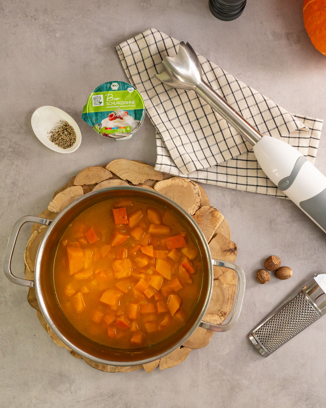 Kürbiscremesuppe – klassisches Rezept mit Hokkaido und Sahne | PENNY.de Kürbiscremesuppe – klassisches Rezept mit Hokkaido und Sahne | PENNY.de