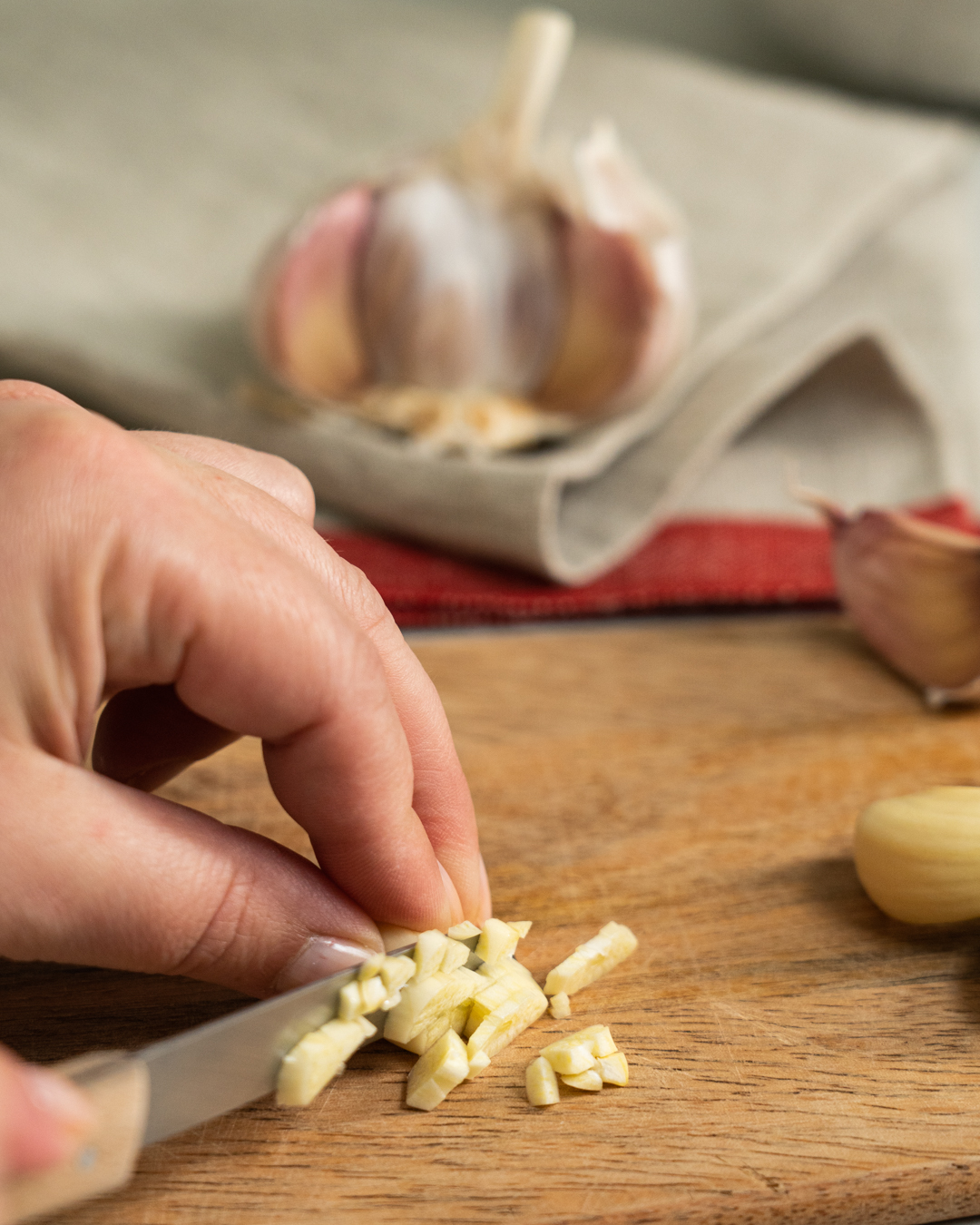 Auf diesem Bild siehst du wie Knoblauch geschnitten wird.