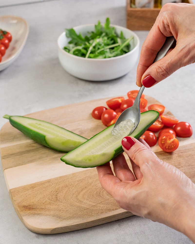 Dieses Bild zeigt wie die Zucchini ausgehüllt wird.