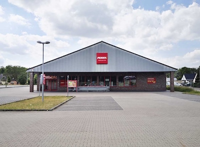 Sie sehen den Eingang vom Penny Markt in Rosslau, Magdeburger Strasse 81