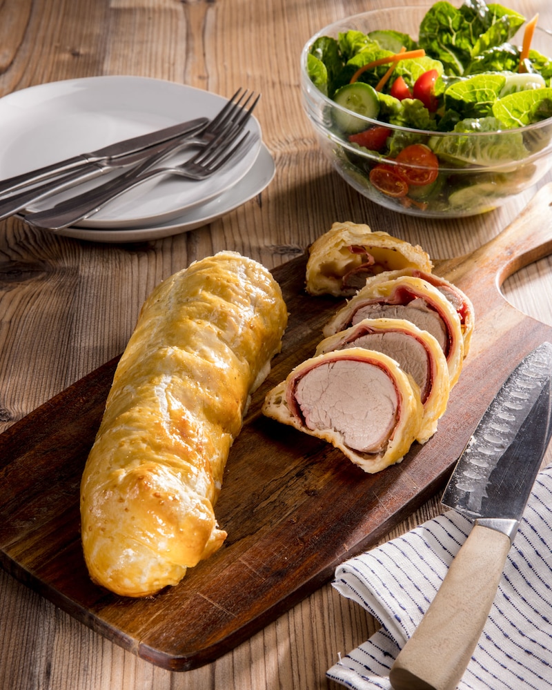 Dieses Bild zeigt das Schweinefilet im Blätterteigmantel beim servieren.