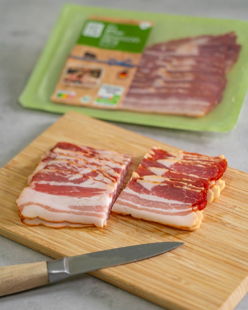 Dieses Bild zeigt wie der Bacon geschnitten wird.