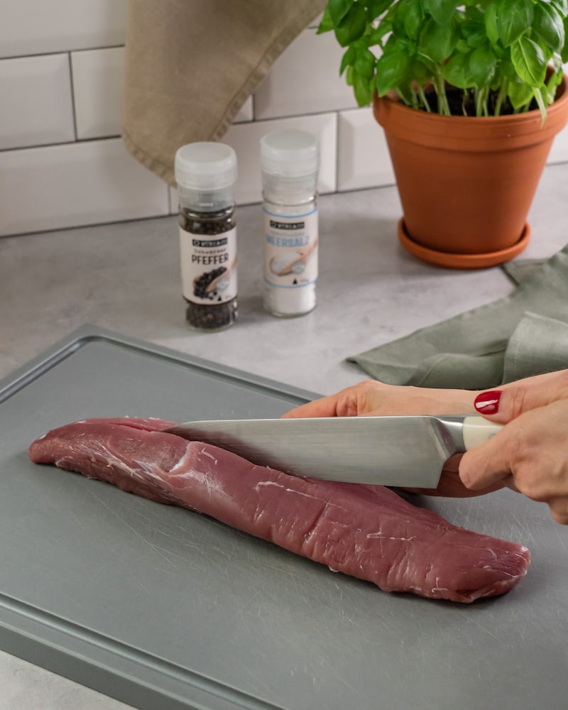 Dieses Bild zeigt wie das Filet pariert wird.