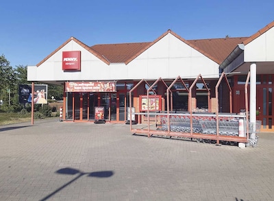 Sie sehen den Eingang vom Penny Markt in Uetze/Haenigsen, Weissdornallee 1