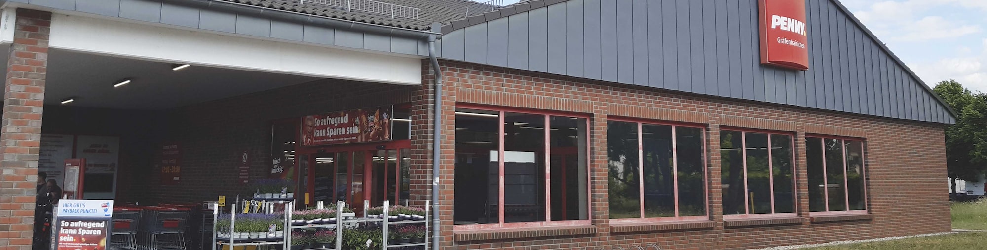 Sie sehen den Eingang vom Penny Markt in Gräfenhainichen, R.-Luxemburg-Str. 68A