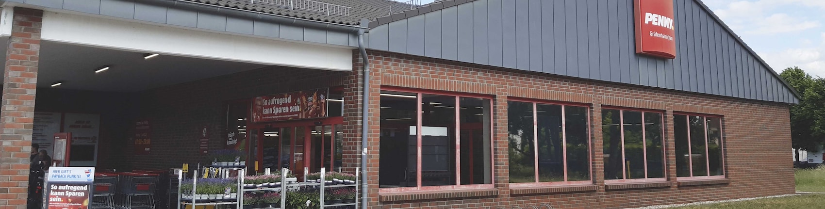 Sie sehen den Eingang vom Penny Markt in Gräfenhainichen, R.-Luxemburg-Str. 68A