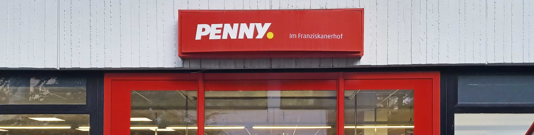 Sie sehen den Eingang vom Penny Markt in München/Au-Haidhausen Rablstr. 26