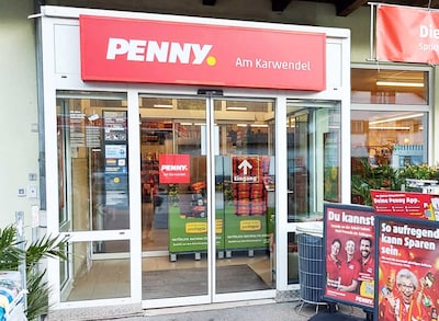 Sie sehen den Eingang vom Penny Markt in Mittenwald Partenkirchener Str. 53