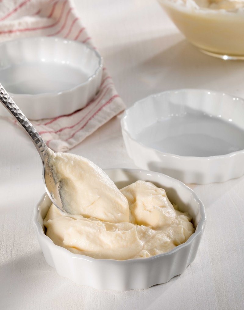 Auf diesem Bild siehst du wie das Dessert in Schälchen gefüllt wird.