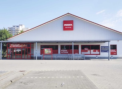 Sie sehen den Eingang vom Penny Markt in Bad Koenig Magdeburger Str. 8
