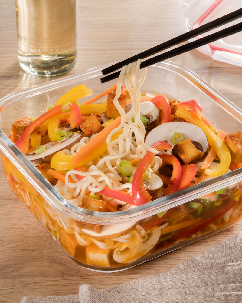 Dieses Bild zeigt die fertige asiatische-Nudelsuppe-„to-go”.