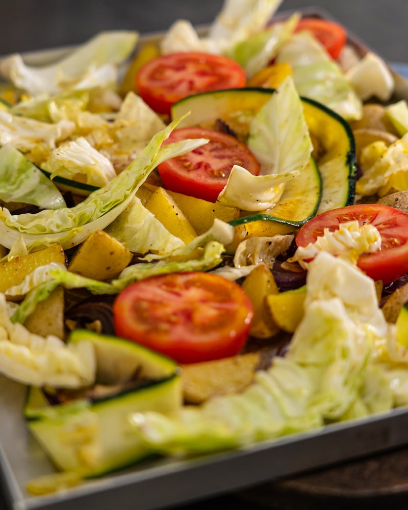 Gerösteter Gemüsesalat aus dem Backofen mit Quark-Frischkäse-Dip