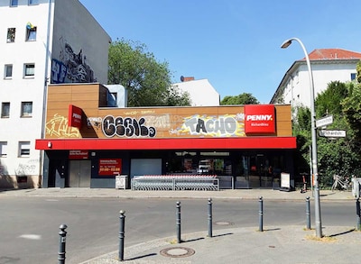 Sie sehen den Eingang vom Penny Markt in Berlin-Neukölln Richardstr. 52