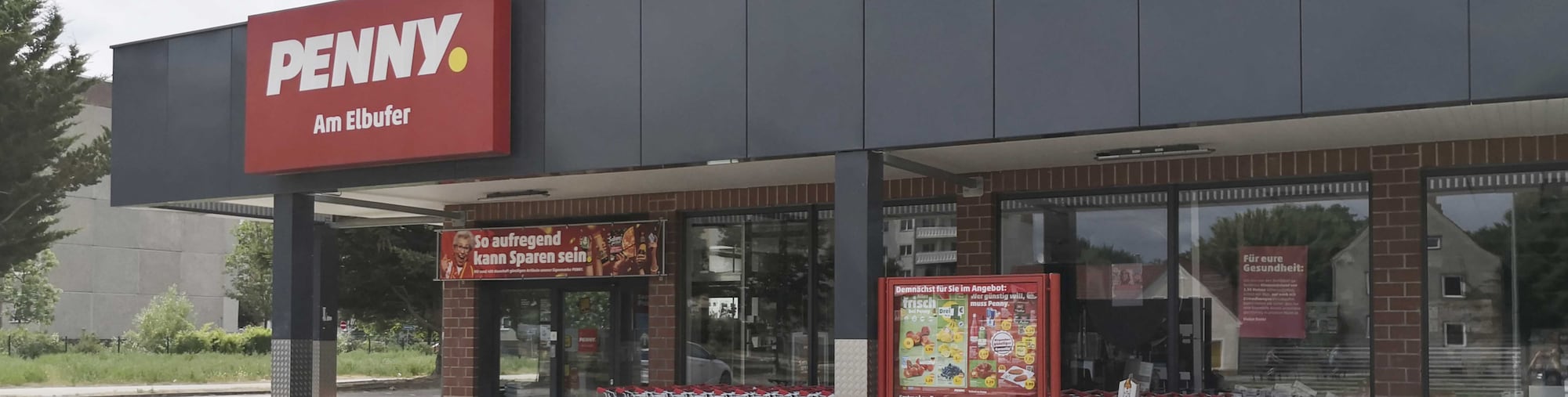 Sie sehen den Eingang vom Penny Markt in Aken, Dessauer Landstraße 14