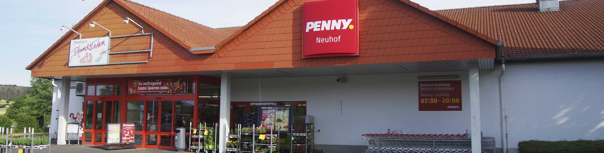 Sie sehen den Eingang vom Penny Markt in Taunusstein/Neuhof, Idsteiner Str. 75