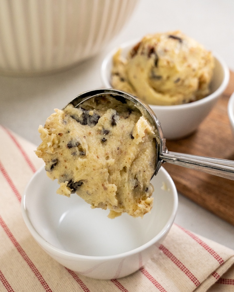 Auf diesem Bild siehst du wie der Cookie-Dough in eine Schüssel gegeben wird.