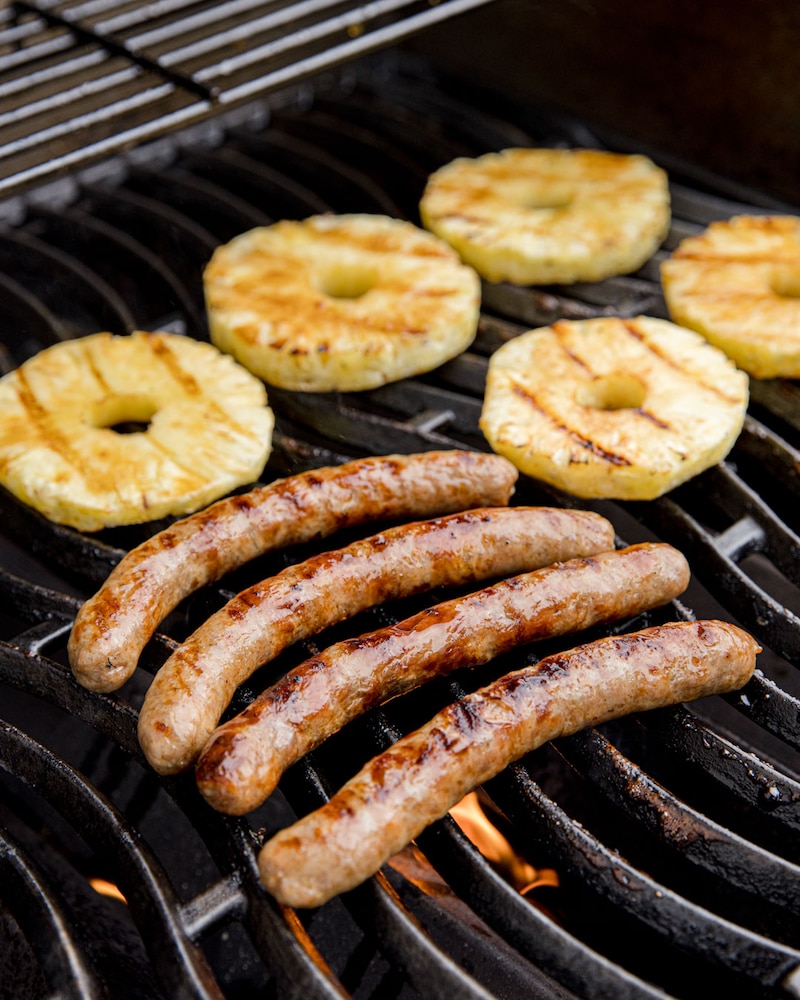 Dieses Bild zeigt die Ananas und Currywurst auf dem Grill.