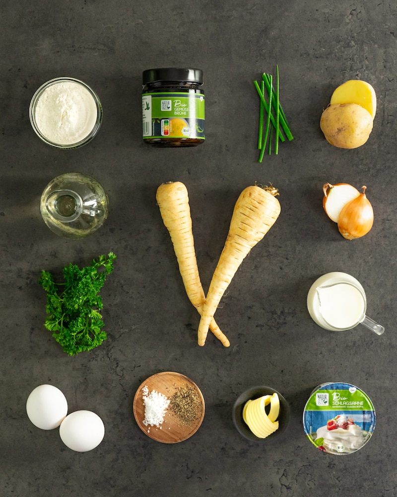 Dieses Bild zeigt die Zutaten für die Pastinakensuppe.