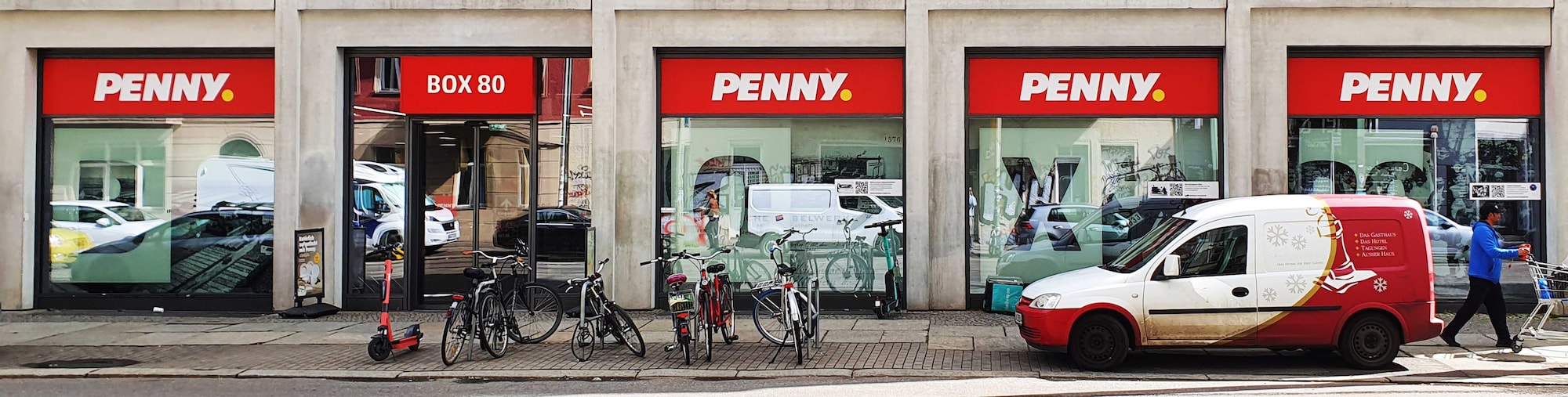Sie sehen den Eingang vom Penny Markt in Berlin Boxhagener Straße 80