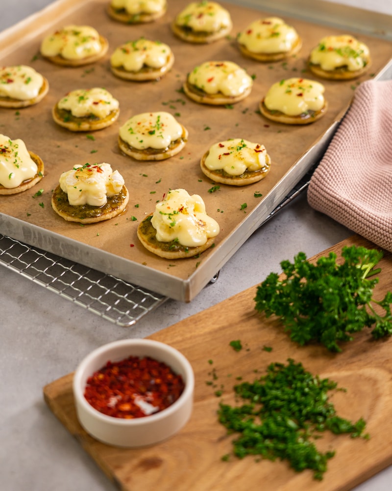 Herzhafte Blinis mit gratinierten Käseblüten
