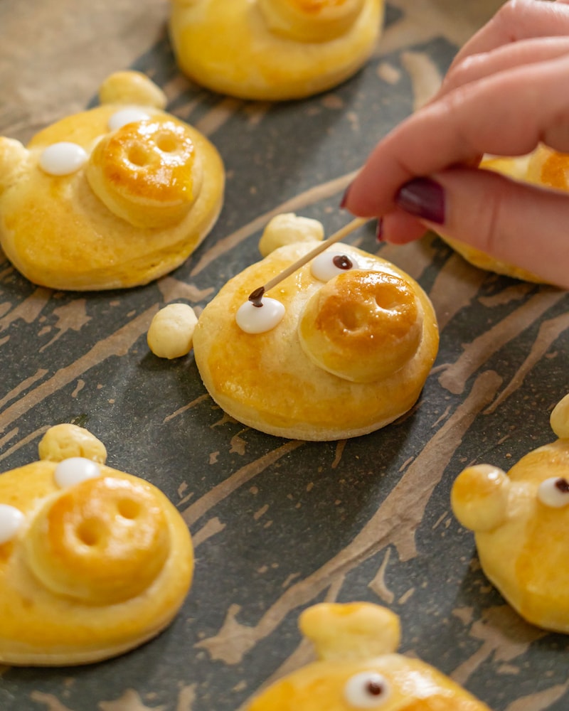 Dieses Bild zeigt wie die Glücksschweinchen dekoriert werden.