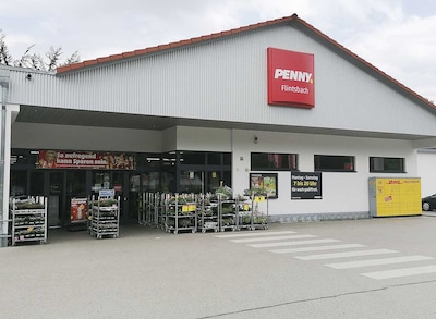 Sie sehen den Eingang vom Penny Markt in Flintsbach Riedstr. 24