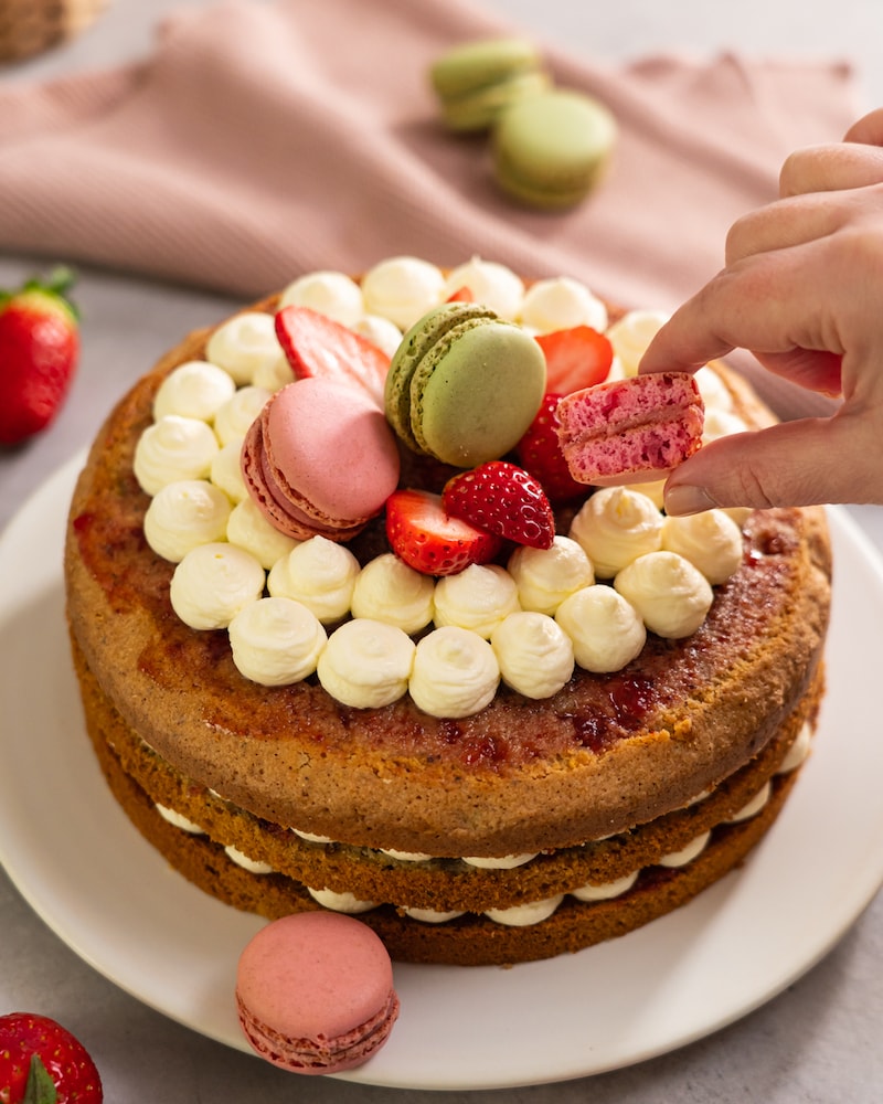 Frühlings-Schichttorte mit Macarons und Erdbeeren